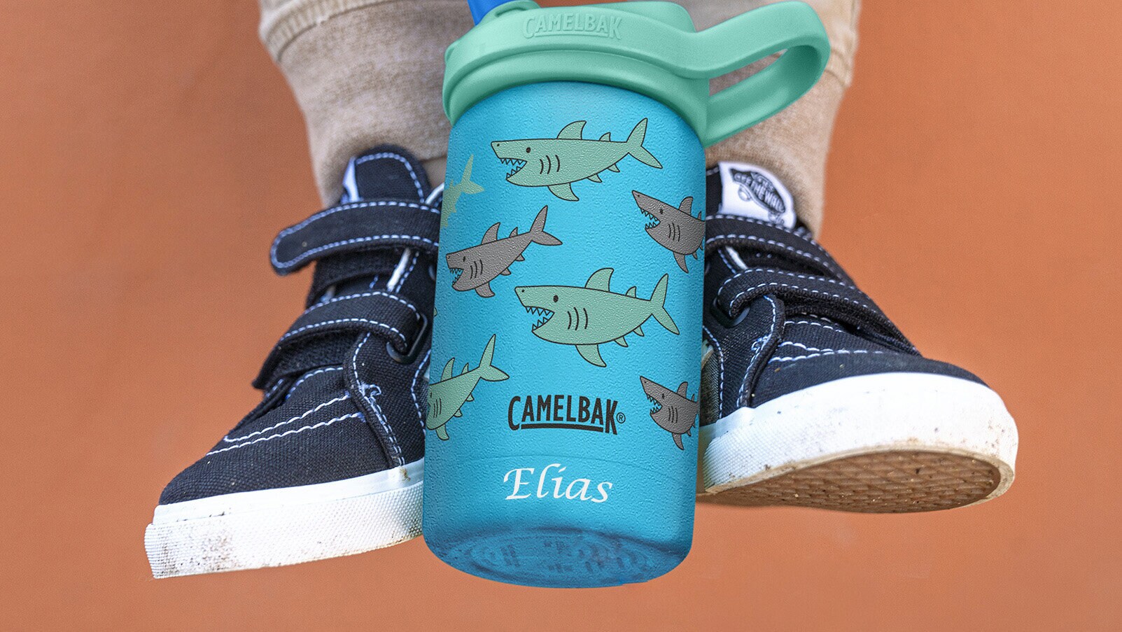 https://www.camelbak.se/pub_docs/files/Gravering/GravyrCamelbak-barn-1-NO-1920x1080.jpg