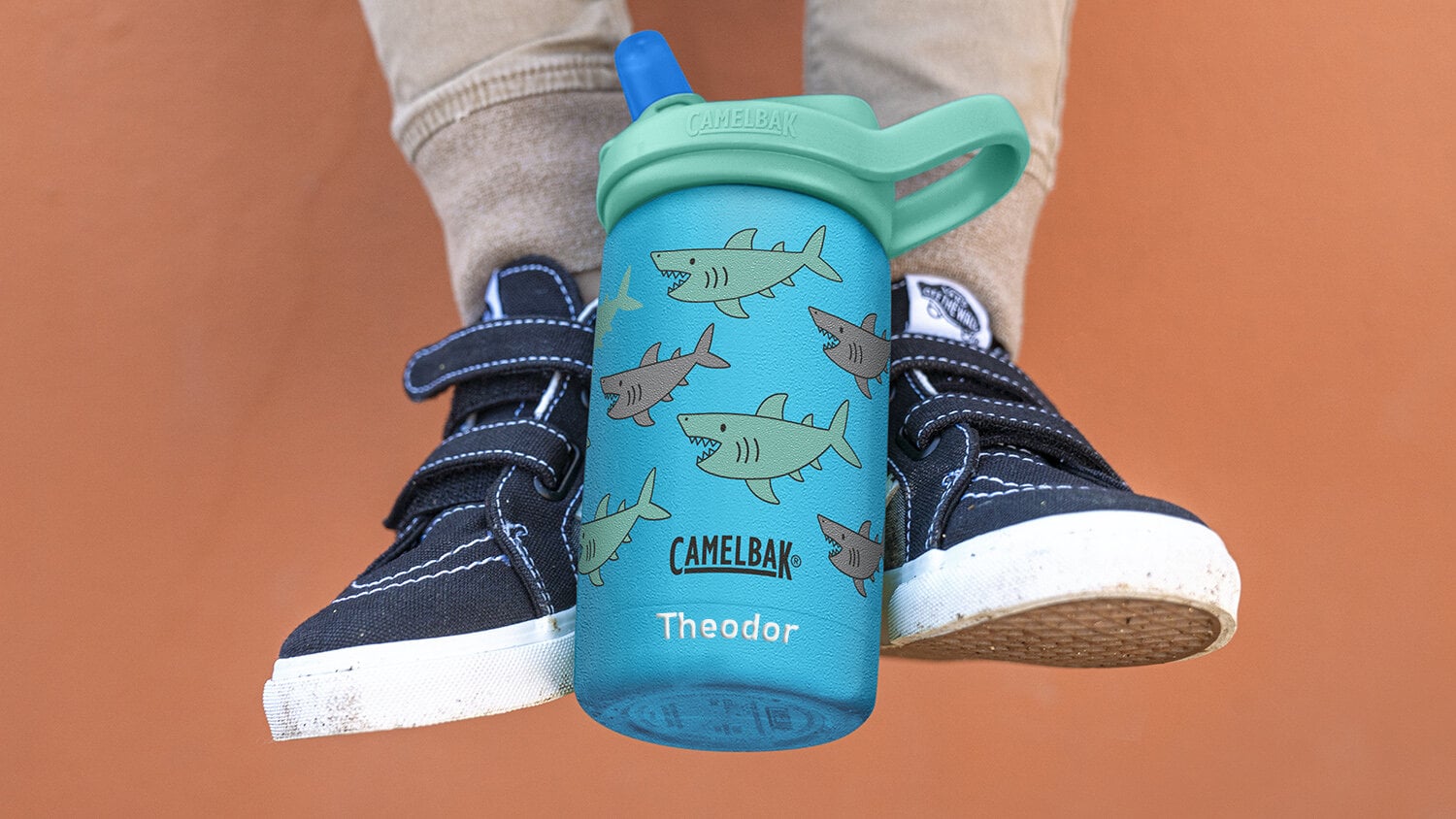 https://www.camelbak.se/pub_docs/files/Gravyr/camelbakkids3085_SchoolOfSharks.jpg