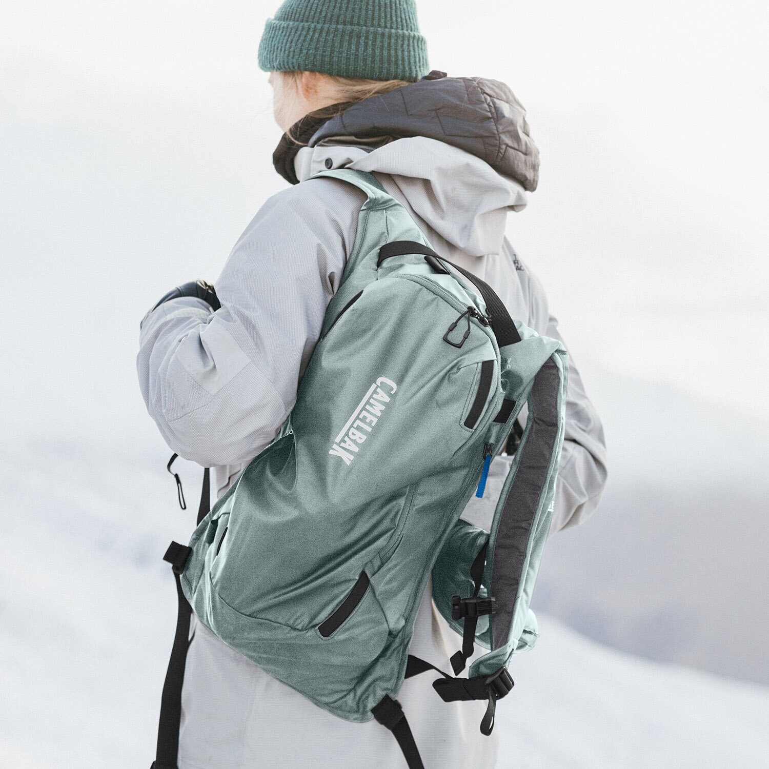 https://www.camelbak.se/pub_docs/files/Startsidan/FW_Camelbak_Aug_21-1252.jpg